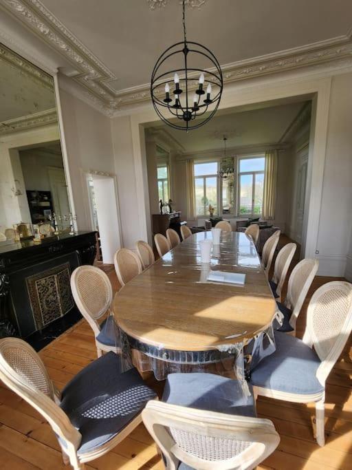 Manoir Aux Roses, 15 Personnes Avec